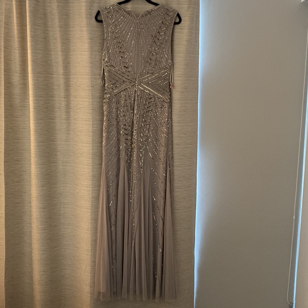 Evening Elegant long dress Très chic design Grey sequence with a flair bottom . - Picture 3 of 17